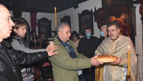 КРУПАЊСКИ ПЧЕЛАРИ НЕГУЈУ ТРАДИЦИЈУ: Обележили своју славу, испоштоване све епидемиолошке мере (ФОТО) КРУПАЊСКИ ПЧЕЛАРИ НЕГУЈУ ТРАДИЦИЈУ: Обележили своју славу, испоштоване све епидемиолошке мере (ФОТО)