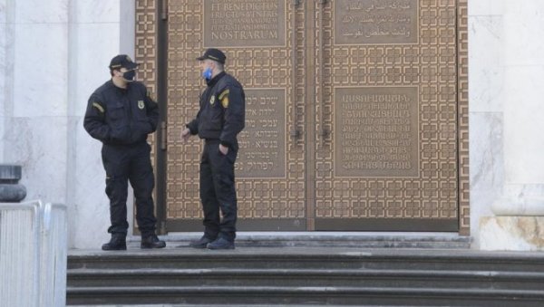 ПОЛИЦИЈСКЕ СНАГЕ РАСПОРЕЂЕНЕ ОКО ХРАМА: Чувају улаз у светињу, литургија иза затворених врата (ФОТО) ПОЛИЦИЈСКЕ СНАГЕ РАСПОРЕЂЕНЕ ОКО ХРАМА: Чувају улаз у светињу, литургија иза затворених врата (ФОТО)