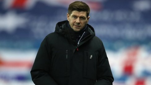 ARAPI NE MOGU DA DOĐU SEBI: Saznali zašto Stiven DŽerard stalno menja vreme treninga svoje ekipe ARAPI NE MOGU DA DOĐU SEBI: Saznali zašto Stiven DŽerard stalno menja vreme treninga svoje ekipe