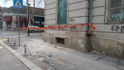 ПЕШАЦИ, ОПРЕЗ! Отпада фасада са зграде Дома Војске у центру Пожаревца ПЕШАЦИ, ОПРЕЗ! Отпада фасада са зграде Дома Војске у центру Пожаревца