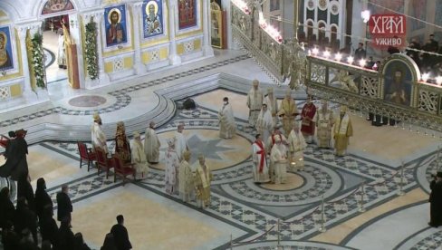ИЗА ЗАТВОРЕНИХ ВРАТА: Ево ста се дешава у Храму где се бира нови патријарх (ФОТО) ИЗА ЗАТВОРЕНИХ ВРАТА: Ево ста се дешава у Храму где се бира нови патријарх (ФОТО)