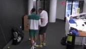 ШТА ЛИ ЈЕ ЂОКОВИЋ ВИДЕО НА ТЕЛЕФОНУ? Новак и његов тим се окупили око мобилног (ВИДЕО) ШТА ЛИ ЈЕ ЂОКОВИЋ ВИДЕО НА ТЕЛЕФОНУ? Новак и његов тим се окупили око мобилног (ВИДЕО)
