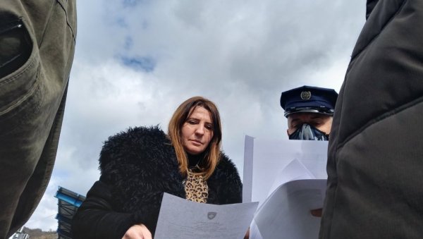 УРУЧЕНО ИМ ОБРАЗЛОЖЕЊЕ: Екипа РТС враћена са административног прелаза Јариње УРУЧЕНО ИМ ОБРАЗЛОЖЕЊЕ: Екипа РТС враћена са административног прелаза Јариње