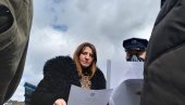 УРУЧЕНО ИМ ОБРАЗЛОЖЕЊЕ: Екипа РТС враћена са административног прелаза Јариње УРУЧЕНО ИМ ОБРАЗЛОЖЕЊЕ: Екипа РТС враћена са административног прелаза Јариње