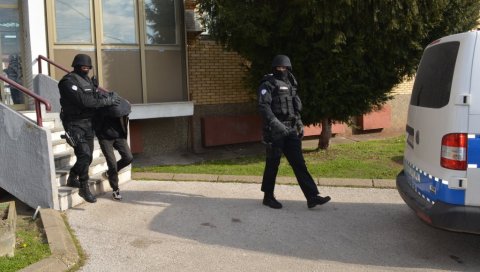 ПЉАЧКАЛИ НА БОГОЈАВЉЕЊЕ - УКРАЛИ НОВАЦ И НАКИТ: Оптужница у рекордном року против Живана Глишића и Душана Велимировића ПЉАЧКАЛИ НА БОГОЈАВЉЕЊЕ - УКРАЛИ НОВАЦ И НАКИТ: Оптужница у рекордном року против Живана Глишића и Душана Велимировића