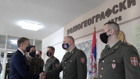 POČINJE SA RADOM DATA CENTAR: Stefanović obišao Vojnogeografski institut POČINJE SA RADOM DATA CENTAR: Stefanović obišao Vojnogeografski institut