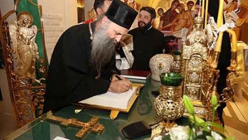 НАКОН ШТО ЈЕ ОДАБРАН ЗА ПАТРИЈАРХА: Порфирије се уписао у једну књигу и обишао гроб Иринеја (ФОТО) НАКОН ШТО ЈЕ ОДАБРАН ЗА ПАТРИЈАРХА: Порфирије се уписао у једну књигу и обишао гроб Иринеја (ФОТО)