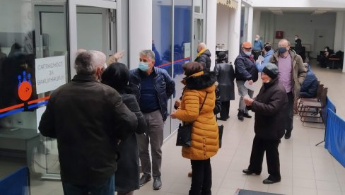У ПАРАЋИНУ УТРОШЕНО ПРЕКО 9.300 ДОЗА ВАКЦИНА: Око 3.300 грађана примило обе дозе, а остали чекају другу У ПАРАЋИНУ УТРОШЕНО ПРЕКО 9.300 ДОЗА ВАКЦИНА: Око 3.300 грађана примило обе дозе, а остали чекају другу