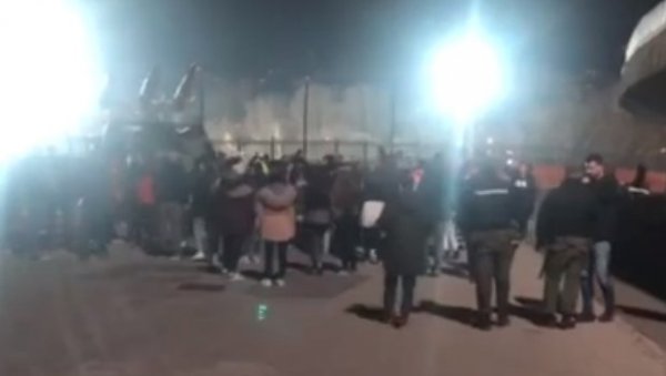 ЧУЈЕ СЕ ПЕСМА ДЕЛИЈА: Звездаши се спонтано окупили иза северне трибине (ВИДЕО) ЧУЈЕ СЕ ПЕСМА ДЕЛИЈА: Звездаши се спонтано окупили иза северне трибине (ВИДЕО)