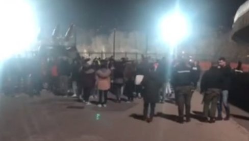 ČUJE SE PESMA DELIJA: Zvezdaši se spontano okupili iza severne tribine (VIDEO) ČUJE SE PESMA DELIJA: Zvezdaši se spontano okupili iza severne tribine (VIDEO)