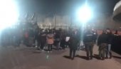 ČUJE SE PESMA DELIJA: Zvezdaši se spontano okupili iza severne tribine (VIDEO) ČUJE SE PESMA DELIJA: Zvezdaši se spontano okupili iza severne tribine (VIDEO)
