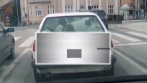 ВЕСЕЛО У УЖИЦУ: Невероватна сцена на задњем седишту аутомобила (ВИДЕО) ВЕСЕЛО У УЖИЦУ: Невероватна сцена на задњем седишту аутомобила (ВИДЕО)
