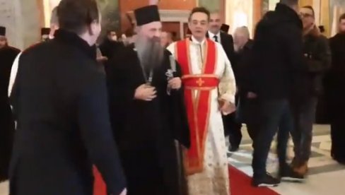 ISTORIJSKI MOMENAT: Pogledajte snimak iz Hrama i prve čestitke patrijarhu Porfiriju (VIDEO) ISTORIJSKI MOMENAT: Pogledajte snimak iz Hrama i prve čestitke patrijarhu Porfiriju (VIDEO)