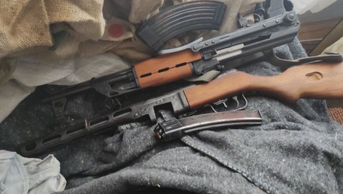 ПОЛИЦИЈА ПРОНАШЛА ЦЕО АРСЕНАЛ! Заплењени пушка, пиштољ и 500 комада муниције, кривичне пријаве за оца и сина из Крушевца ПОЛИЦИЈА ПРОНАШЛА ЦЕО АРСЕНАЛ! Заплењени пушка, пиштољ и 500 комада муниције, кривичне пријаве за оца и сина из Крушевца