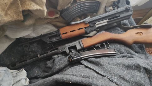 ПОЛИЦИЈА ПРОНАШЛА ЦЕО АРСЕНАЛ! Заплењени пушка, пиштољ и 500 комада муниције, кривичне пријаве за оца и сина из Крушевца ПОЛИЦИЈА ПРОНАШЛА ЦЕО АРСЕНАЛ! Заплењени пушка, пиштољ и 500 комада муниције, кривичне пријаве за оца и сина из Крушевца