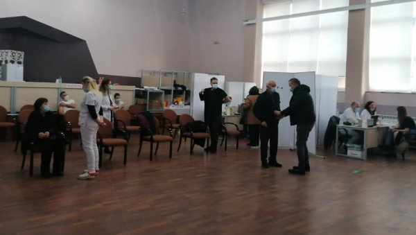 ЕПИДЕМИЈА У НОВОМ ПАЗАРУ: Преминула три ковид пацијента, хоспитализовано 95 особа ЕПИДЕМИЈА У НОВОМ ПАЗАРУ: Преминула три ковид пацијента, хоспитализовано 95 особа