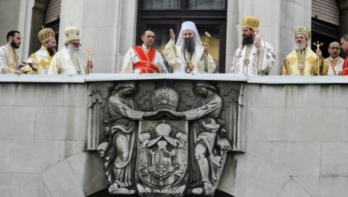 NAJLEPŠA FOTOGRAFIJA IZ PATRIJARŠIJE: Porfirije blagosiljao vernike s balkona (FOTO) NAJLEPŠA FOTOGRAFIJA IZ PATRIJARŠIJE: Porfirije blagosiljao vernike s balkona (FOTO)