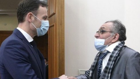 ŠTA DA VAM KAŽEM, OVO JE MOJA SREĆA: Ministar Mali potpisao ugovor sa dobitnikom stana u Beogradu (FOTO) ŠTA DA VAM KAŽEM, OVO JE MOJA SREĆA: Ministar Mali potpisao ugovor sa dobitnikom stana u Beogradu (FOTO)