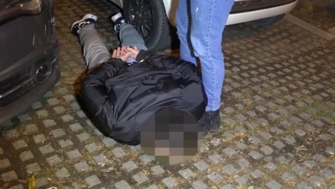 ФИЛМСКО ХАПШЕЊЕ ДИЛЕРА У БЕОГРАДУ Пали насред улице, заплењено килограм и по кокаина ФИЛМСКО ХАПШЕЊЕ ДИЛЕРА У БЕОГРАДУ Пали насред улице, заплењено килограм и по кокаина