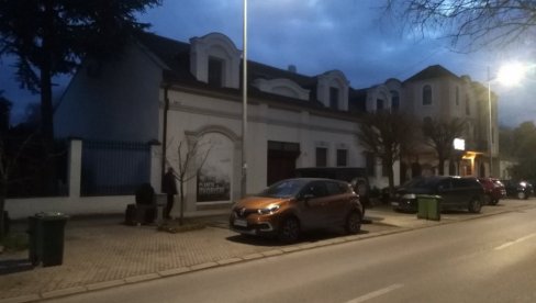 МУК ИСПРЕД КУЋЕ ЂОРЂА БАЛАШЕВИЋА: Новости пред домом панонског морнара у Новом Саду (ФОТО) МУК ИСПРЕД КУЋЕ ЂОРЂА БАЛАШЕВИЋА: Новости пред домом панонског морнара у Новом Саду (ФОТО)