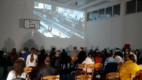 АПЛАУЗ ИЗ ЈЕЗЕРА ЗА “МАРСОВЦЕ”: Житељи општине у Српској пратили слетање ровера на црвену планету, у кратер назван по њиховом граду АПЛАУЗ ИЗ ЈЕЗЕРА ЗА “МАРСОВЦЕ”: Житељи општине у Српској пратили слетање ровера на црвену планету, у кратер назван по њиховом граду