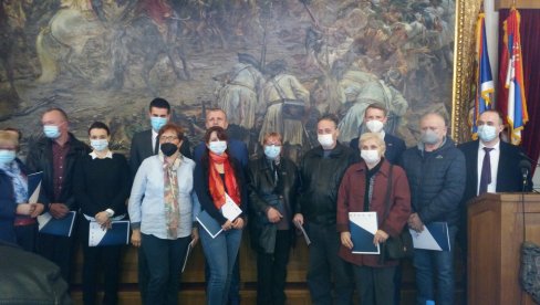 KROV NAD GLAVOM DOBILO 13 PORODICA: Svečanost u Skupštini grada Sombora - uručeni ugovori izbeglicama KROV NAD GLAVOM DOBILO 13 PORODICA: Svečanost u Skupštini grada Sombora - uručeni ugovori izbeglicama