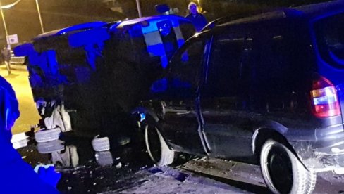 POVREĐENE ČETIRI OSOBE: Udes u Nišu - direktno se sudarili kombi i putničko vozilo POVREĐENE ČETIRI OSOBE: Udes u Nišu - direktno se sudarili kombi i putničko vozilo