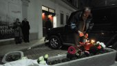 ТУГА ИСПРЕД КУЋЕ БАЛАШЕВИЋА: Грађани пале свеће у сећање на кантаутора (ФОТО) ТУГА ИСПРЕД КУЋЕ БАЛАШЕВИЋА: Грађани пале свеће у сећање на кантаутора (ФОТО)