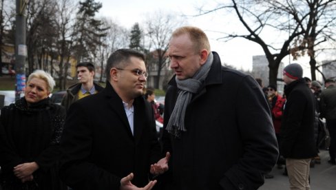 ХАОС У ОПОЗИЦИЈИ: Пљуште тешке речи и оптужбе - Јеремићев функционер пореди Ђиласа са Хитлером ХАОС У ОПОЗИЦИЈИ: Пљуште тешке речи и оптужбе - Јеремићев функционер пореди Ђиласа са Хитлером