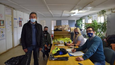 ДОНАЦИЈА ЦИВИЛНОЈ ЗАШТИТИ: У општини Кнић уручени пакети обуће и обуће ДОНАЦИЈА ЦИВИЛНОЈ ЗАШТИТИ: У општини Кнић уручени пакети обуће и обуће