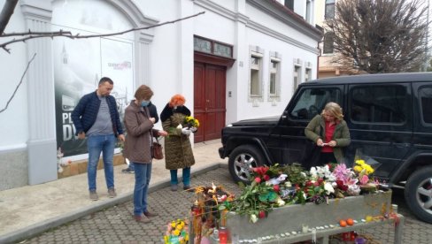 ПОГЛЕДАЈТЕ ПОРУКЕ КОЈЕ НОВОСАЂАНИ ОСТАВЉАЈУ БАЛАШЕВИЋУ: Потресне сцене испред куће певача, народ од раног јутра одаје почаст (ФОТО/ВИДЕО) ПОГЛЕДАЈТЕ ПОРУКЕ КОЈЕ НОВОСАЂАНИ ОСТАВЉАЈУ БАЛАШЕВИЋУ: Потресне сцене испред куће певача, народ од раног јутра одаје почаст (ФОТО/ВИДЕО)