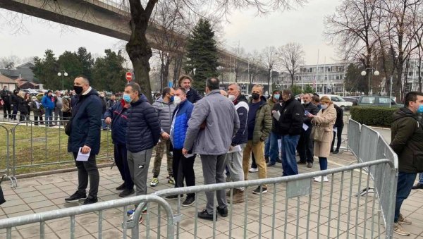 НА САЈМУ ДАНАС ВАКЦИНАЦИЈА ТАКСИСТА: Весић - Приоритетно вакцинисање јер су у контакту с великим бројем људи, а дистанца је немогућа НА САЈМУ ДАНАС ВАКЦИНАЦИЈА ТАКСИСТА: Весић - Приоритетно вакцинисање јер су у контакту с великим бројем људи, а дистанца је немогућа