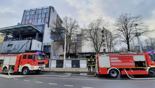 ПОЖАР У ЦЕНТРУ БЕОГРАДА: Гори објекат у Узун Мирковој, ватрогасци су на терену (ФОТО) ПОЖАР У ЦЕНТРУ БЕОГРАДА: Гори објекат у Узун Мирковој, ватрогасци су на терену (ФОТО)