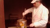 НАРОДНА КУХИЊА У ВРШЦУ: Волонтери најстаријим корисницима оброке носе на кућну адресу НАРОДНА КУХИЊА У ВРШЦУ: Волонтери најстаријим корисницима оброке носе на кућну адресу