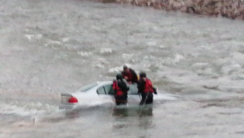 ПРВИ СНИМАК ДРАМЕ ИЗ НИША: Човек на крову аутомобила, спасиоци дошли до њега (ФОТО/ВИДЕО) ПРВИ СНИМАК ДРАМЕ ИЗ НИША: Човек на крову аутомобила, спасиоци дошли до њега (ФОТО/ВИДЕО)