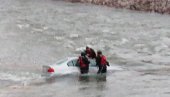 ПРВИ СНИМАК ДРАМЕ ИЗ НИША: Човек на крову аутомобила, спасиоци дошли до њега (ФОТО/ВИДЕО) ПРВИ СНИМАК ДРАМЕ ИЗ НИША: Човек на крову аутомобила, спасиоци дошли до њега (ФОТО/ВИДЕО)