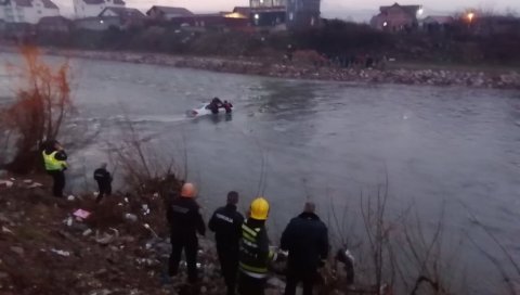 УПОМОЋ, НЕ ЗНАМ ДА ПЛИВАМ Возач БМВ-а слетео у Нишаву, у току је драматично спасавање УПОМОЋ, НЕ ЗНАМ ДА ПЛИВАМ Возач БМВ-а слетео у Нишаву, у току је драматично спасавање