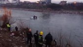UPOMOĆ, NE ZNAM DA PLIVAM Vozač BMV-a sleteo u Nišavu, u toku je dramatično spasavanje UPOMOĆ, NE ZNAM DA PLIVAM Vozač BMV-a sleteo u Nišavu, u toku je dramatično spasavanje