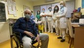 ПОЧЕЛА ВАКЦИНАЦИЈА У ЦРНОЈ ГОРИ: Прву дозу примио штићеник Дома за старе Грабовац ПОЧЕЛА ВАКЦИНАЦИЈА У ЦРНОЈ ГОРИ: Прву дозу примио штићеник Дома за старе Грабовац
