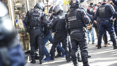 МИГРАНТИ НАС УГРОЖАВАЈУ: Протест десничара у Паризу, забрањена група Иднтитет генерација (ВИДЕО) МИГРАНТИ НАС УГРОЖАВАЈУ: Протест десничара у Паризу, забрањена група Иднтитет генерација (ВИДЕО)
