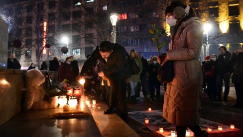 O ЗАГРЛИ МЕ САД БЕОГРАД ПЕВА ЗА ЂОЛЕТА: Грађани се окупили на Тргу Николе Пашића - одају почаст великом Панонском морнару (ФОТО/ВИДЕО) O ЗАГРЛИ МЕ САД БЕОГРАД ПЕВА ЗА ЂОЛЕТА: Грађани се окупили на Тргу Николе Пашића - одају почаст великом Панонском морнару (ФОТО/ВИДЕО)
