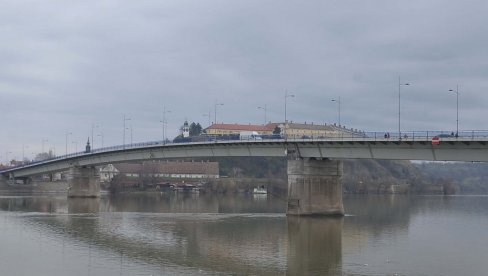 TERETNI BROD UDARIO DVA PUTA U MOST, PA SE NASLONIO NA SPLAV CARINE: Detalji drame u Novom Sadu TERETNI BROD UDARIO DVA PUTA U MOST, PA SE NASLONIO NA SPLAV CARINE: Detalji drame u Novom Sadu