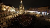 АПЛАУЗ ЗА БАЛАШЕВИЋА: Иницијали преминулог кантаутора светле центром Новог Сада АПЛАУЗ ЗА БАЛАШЕВИЋА: Иницијали преминулог кантаутора светле центром Новог Сада
