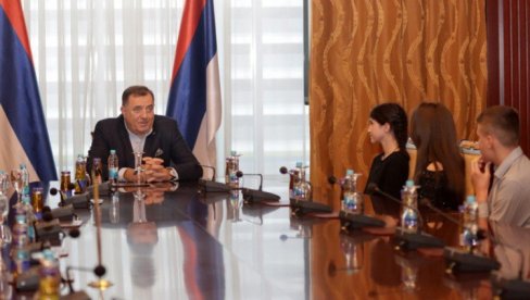 TREBA SNIMATI FILMOVE O STRADANJU SRBA: Milorad Dodik posle premijere “Dare iz Jasenovca” - patnja i bol jednog naroda ne smeju da se zaborave TREBA SNIMATI FILMOVE O STRADANJU SRBA: Milorad Dodik posle premijere “Dare iz Jasenovca” - patnja i bol jednog naroda ne smeju da se zaborave