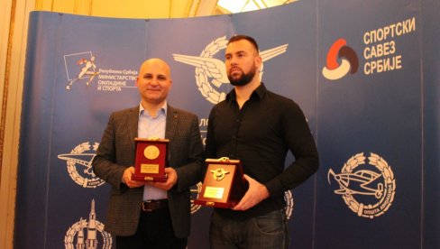 ПАРАЋИНАЦ ДОБИТНИК „ЗЛАТНОГ ОРЛА“ ВАЗДУХОПЛОВНОГ САВЕЗА: Проглашен најбољим пилотом опште авијације у 2020. години ПАРАЋИНАЦ ДОБИТНИК „ЗЛАТНОГ ОРЛА“ ВАЗДУХОПЛОВНОГ САВЕЗА: Проглашен најбољим пилотом опште авијације у 2020. години