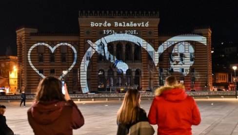 ДИРЉИВА СЛИКА: Песма, цвеће, свеће, светла на скупштини града по лику Балашевића - Сарајево се опрашта од Панонског морнара (ФОТО) ДИРЉИВА СЛИКА: Песма, цвеће, свеће, светла на скупштини града по лику Балашевића - Сарајево се опрашта од Панонског морнара (ФОТО)