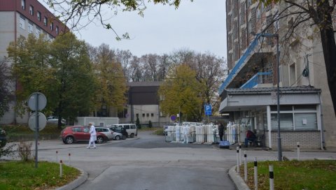 НИЈЕ ИЗДРЖАЛА: Девојчица (17) која је скочила са Опште болнице у Крушевцу подлегла повредама НИЈЕ ИЗДРЖАЛА: Девојчица (17) која је скочила са Опште болнице у Крушевцу подлегла повредама