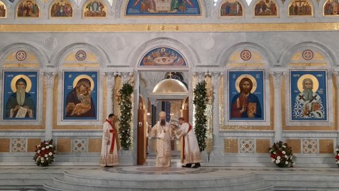 VASKRŠNJA LITURGIJA: Patrijarh Porfirije u ponoć služi vaskršnju liturgiju u Hramu Svetog Save VASKRŠNJA LITURGIJA: Patrijarh Porfirije u ponoć služi vaskršnju liturgiju u Hramu Svetog Save