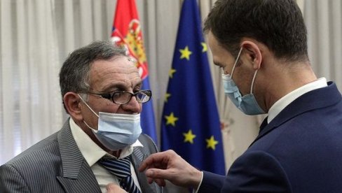 МАЛИ СА ДОБИТНИКОМ СТАНА У БЕОГРАДУ: Министар поделио занимиљив детаљ сусрета МАЛИ СА ДОБИТНИКОМ СТАНА У БЕОГРАДУ: Министар поделио занимиљив детаљ сусрета
