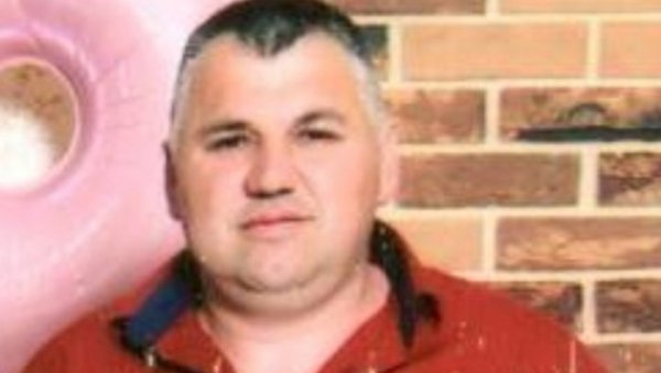 ПРИЧА КОЈА ЈЕ ПОТРЕСЛА СРБИЈУ: Ово је Дејан коме је корона узела брата и родитеље (ФОТО) ПРИЧА КОЈА ЈЕ ПОТРЕСЛА СРБИЈУ: Ово је Дејан коме је корона узела брата и родитеље (ФОТО)